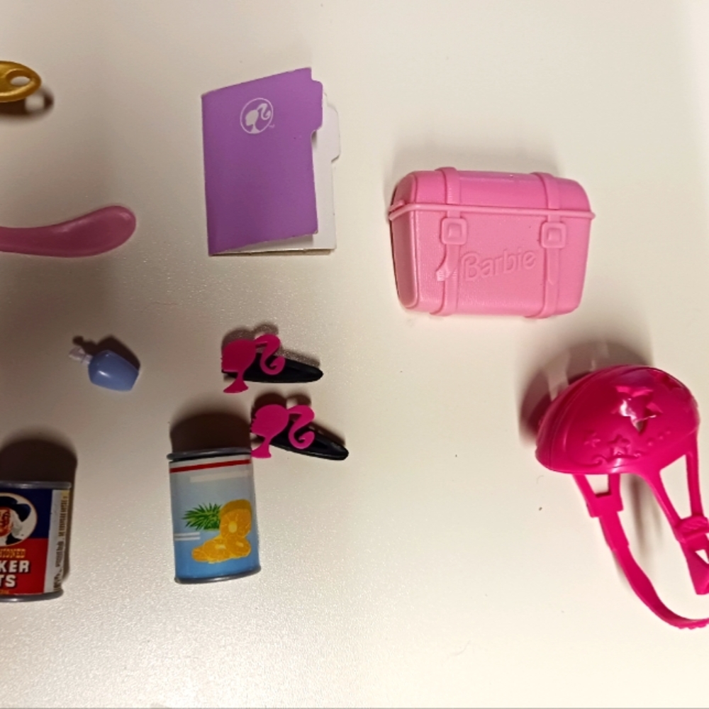Random Barbie accessories - Picture 3 of 3